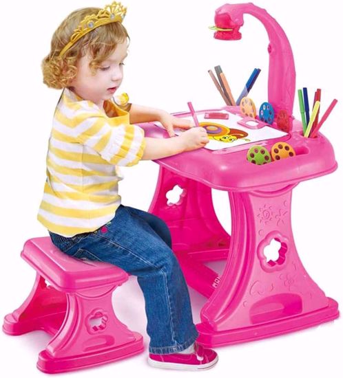 صورة 388/طاولة الرسم التعليمية للأطفال من كولور تري 4 في 1 مع جهاز عرض، حروف أبجدية مغناطيسية، عرض للرسم والتهجئة، لون وردي